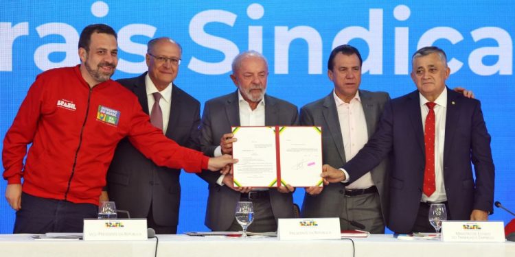 Vitória histórica: presidente Lula assina projeto de lei sobre negociação coletiva no serviço público